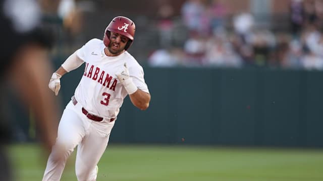 Alabama right fielder Evan Sleight (3).